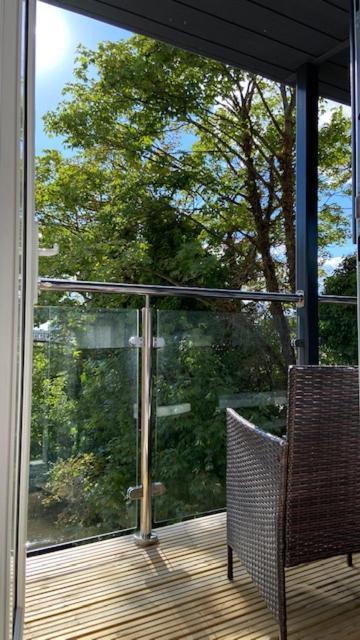 Modern Central Flat With Balcony & Free Parking On-Site Борнмут Екстер'єр фото