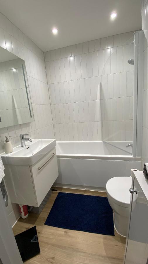 Modern Central Flat With Balcony & Free Parking On-Site Борнмут Екстер'єр фото
