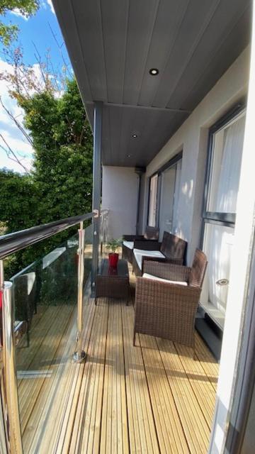 Modern Central Flat With Balcony & Free Parking On-Site Борнмут Екстер'єр фото